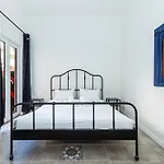 Arbutus Bed And Bar